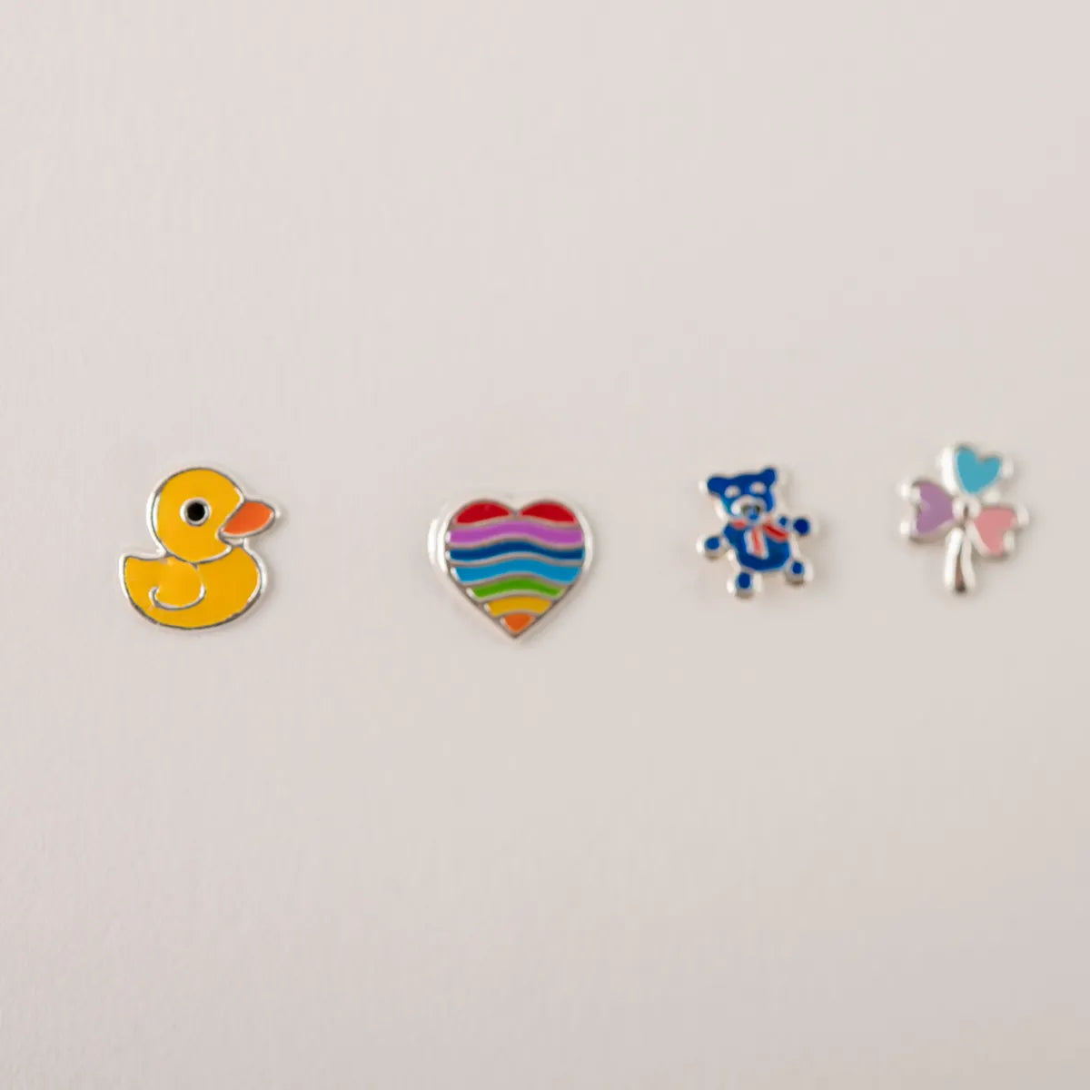 Stekertjes in zilver: eendje hartje, beertje,...