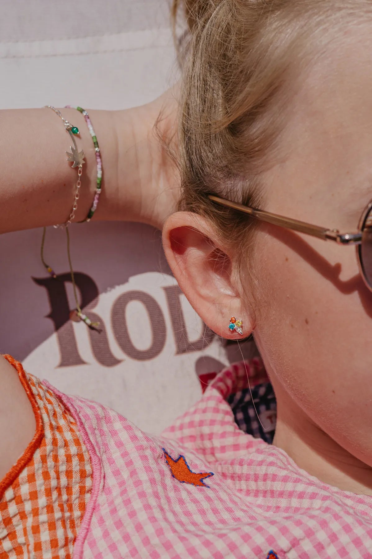 Stekertjes ijsje, verguld staafje, fuchsia steen