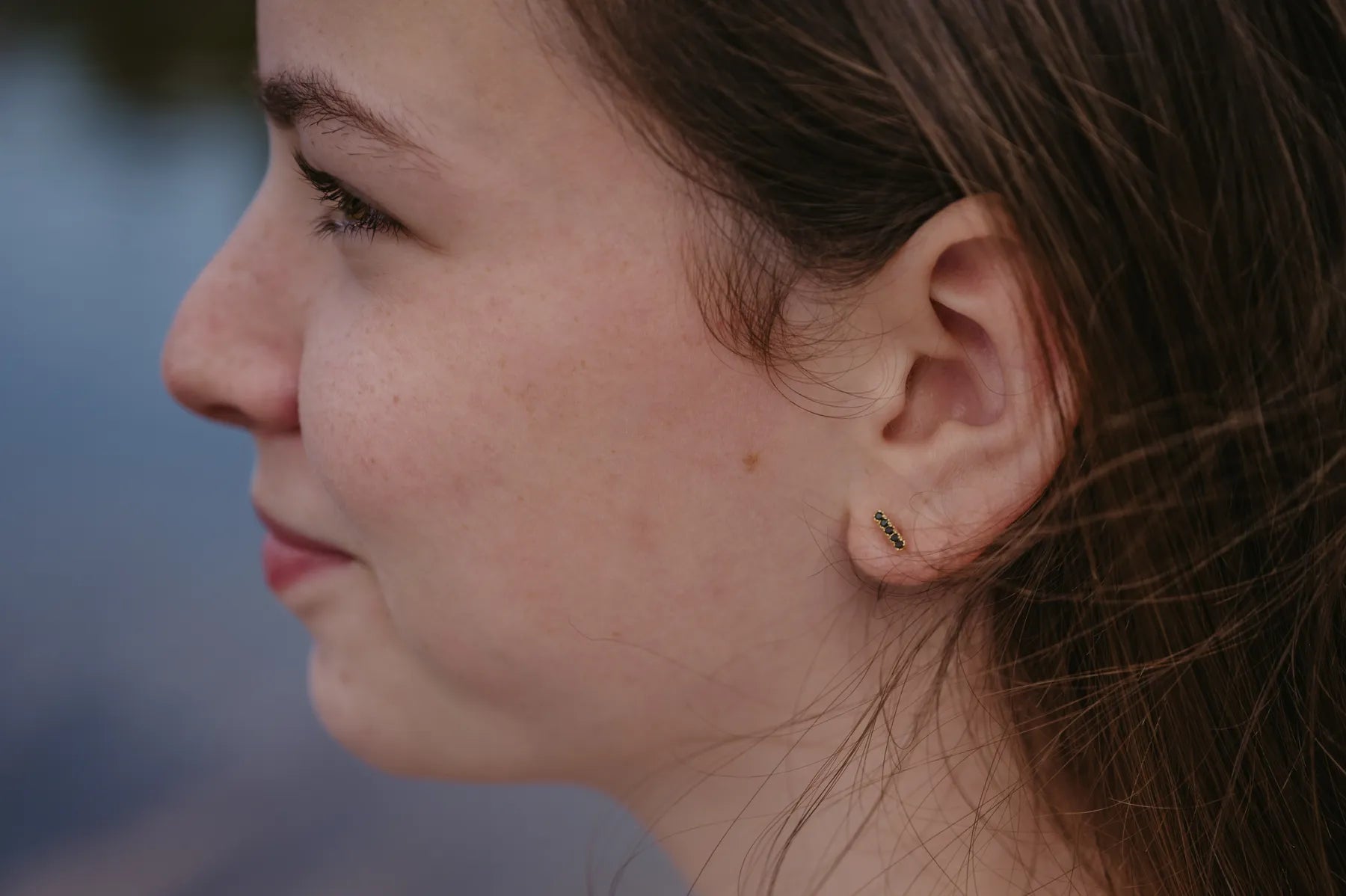 Stekertjes ijsje, verguld staafje, fuchsia steen