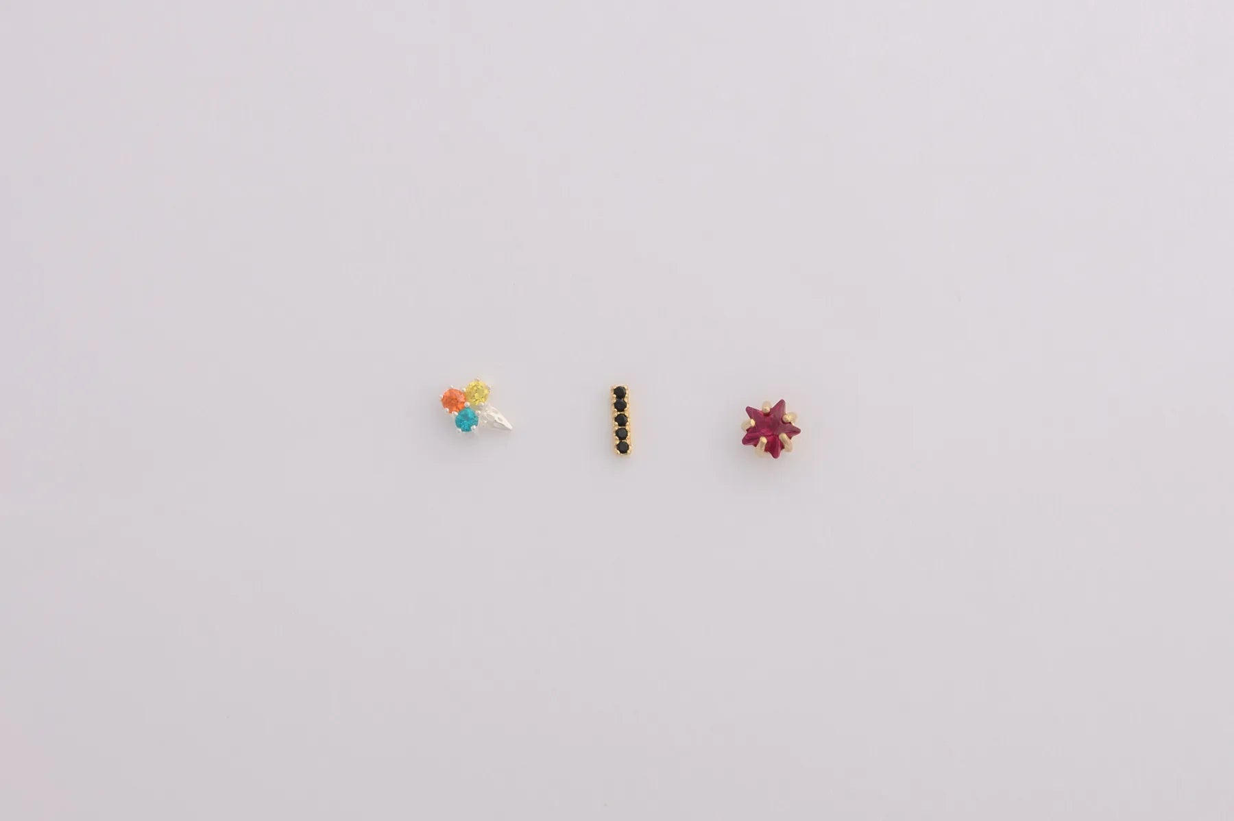 Stekertjes ijsje, verguld staafje, fuchsia steen