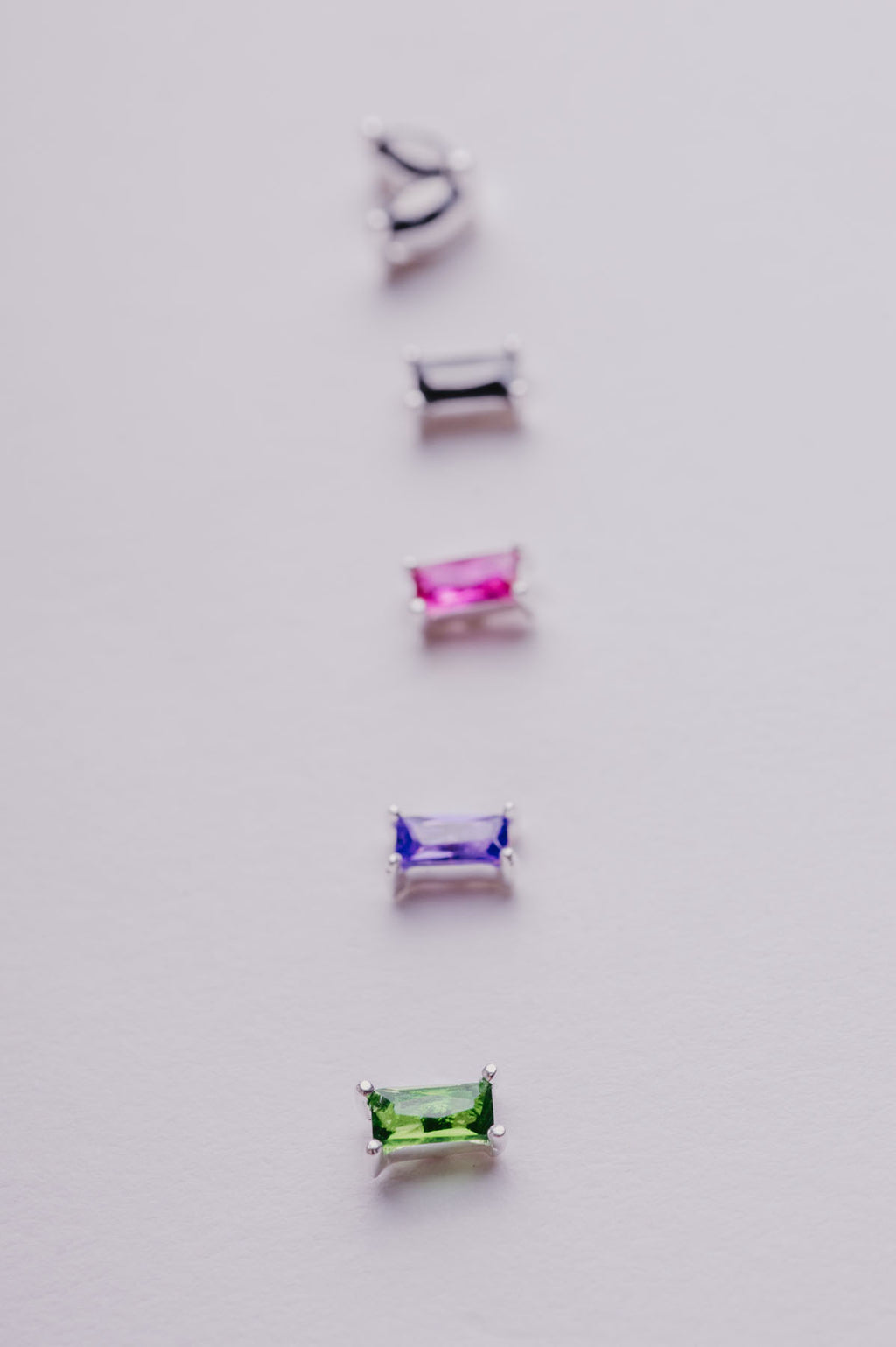 Zilveren stekertjes met rechthoekig gekleurd steentje