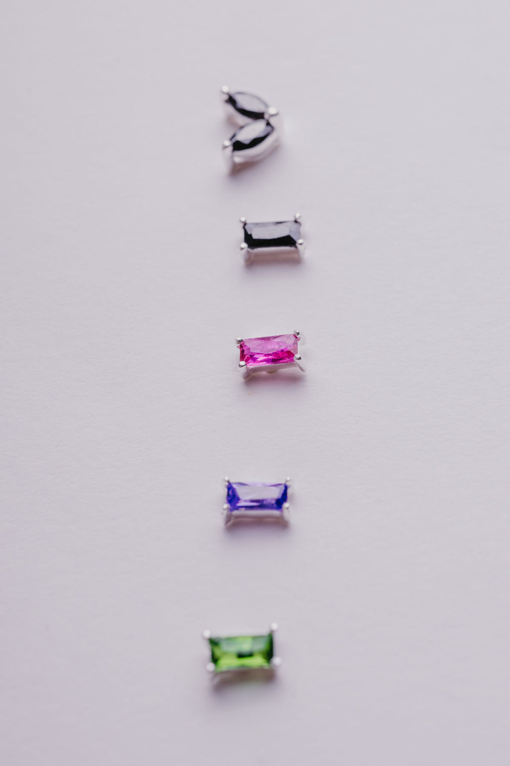 Zilveren stekertjes met rechthoekig gekleurd steentje